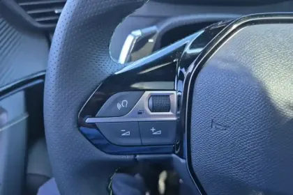 Photo 12 Peugeot 2008  Hybrid 136 e-DCS6