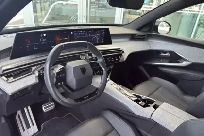 Photo 15 Peugeot 3008  Hybrid 136 e-DCS6