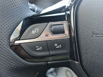 Photo 18 Peugeot 2008  Hybrid 145 e-DCS6