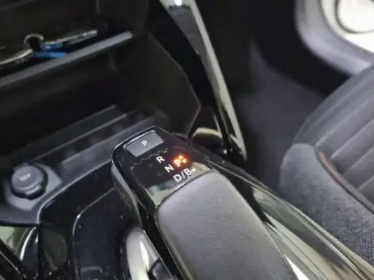 Photo 13 Peugeot 208  Electrique 50 kWh 136ch