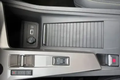 Photo 23 Peugeot 408  Hybrid 145 e-DCS6