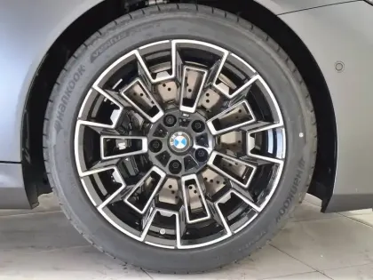 Photo 7 BMW Serie 5 M5 Touring PHEV 727 ch BVA8