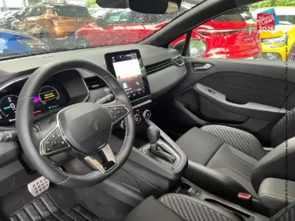 Photo 14 Renault Clio  1.6 E-Tech 145ch full hybrid esprit Alpine - 24