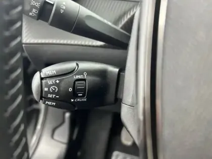 Photo 44 Peugeot 2008  PureTech 100 S&S BVM6