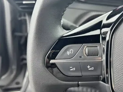 Photo 42 Peugeot 2008  PureTech 100 S&S BVM6