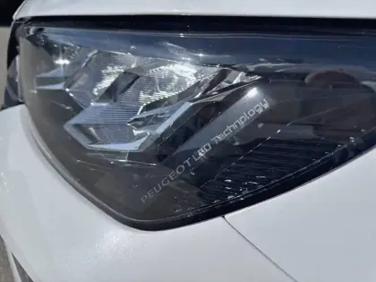 Photo 31 Peugeot 2008  Electrique 54 kWh 156 ch