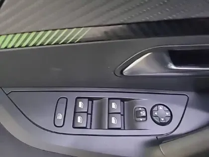 Photo 31 Peugeot 2008  PureTech 100 S&S BVM6