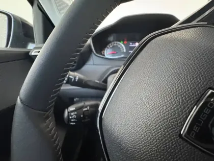 Photo 21 Peugeot 208  Turbo 100 ch BVM6