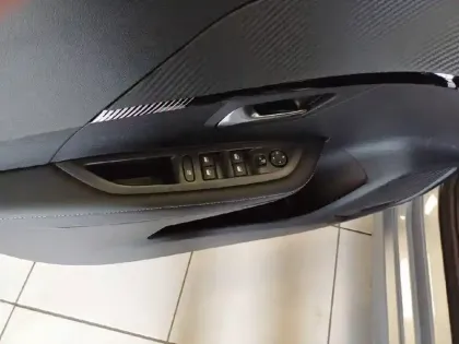 Photo 17 Peugeot 208  Hybrid 110 e-DCS6