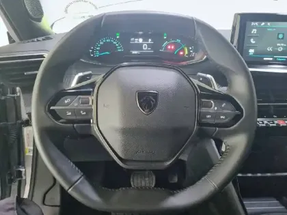Photo 8 Peugeot 2008  Hybrid 136 e-DCS6