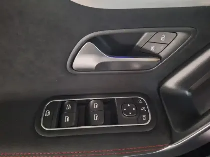 Photo 12 Mercedes Classe A 200 d AMG Line