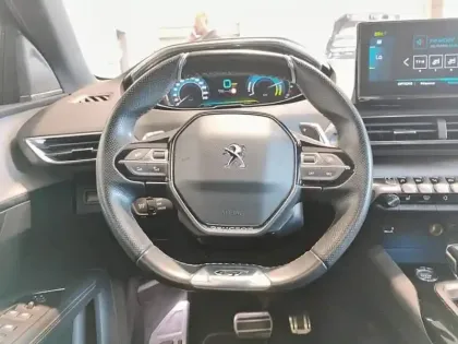 Photo 11 Peugeot 3008  Hybrid 225 e-EAT8 GT