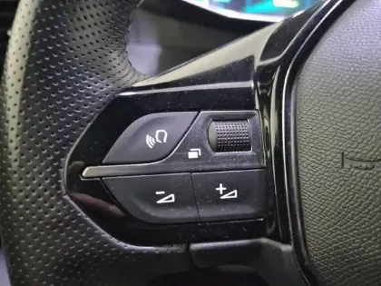 Photo 66 Peugeot 2008  Electrique 136 ch
