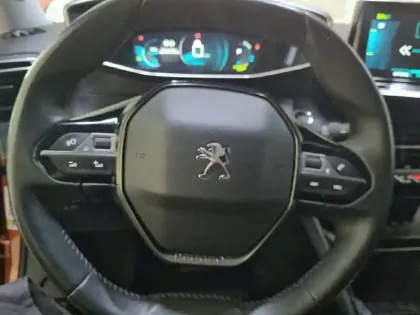 Photo 32 Peugeot 2008  Electrique 136 ch