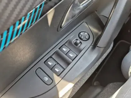 Photo 45 Peugeot 2008  PureTech 100 S&S BVM6