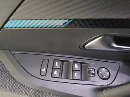 Photo 76 Peugeot 2008  PureTech 100 S&S BVM6