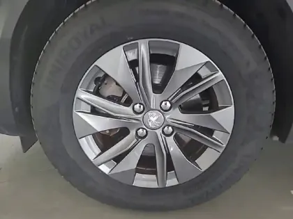 Photo 33 Peugeot 2008  Electrique 136 ch