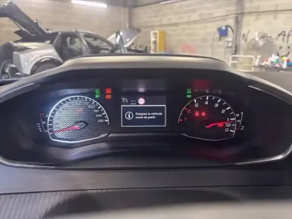 Photo 21 Peugeot 2008  PureTech 100 S&S BVM6