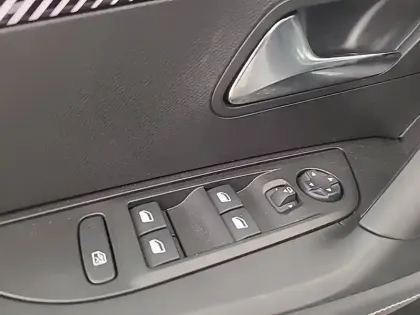 Photo 29 Peugeot 2008  Electrique 54 kWh 156 ch