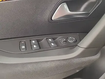 Photo 25 Peugeot 2008  PureTech 100 S&S BVM6