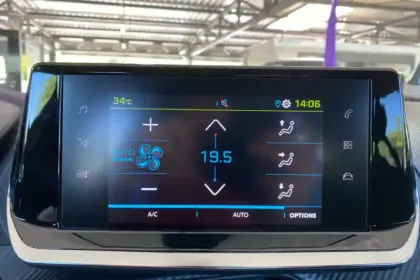 Photo 19 Peugeot 208  Electrique 50 kWh 136ch