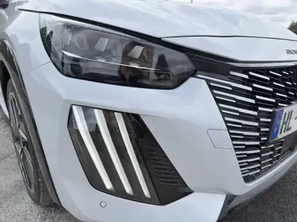 Photo 15 Peugeot 208  Hybrid 145 ch e-DCS6