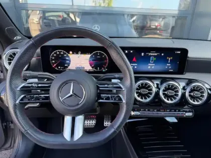 Photo 15 Mercedes Classe A A 200 d Berline AMG Line