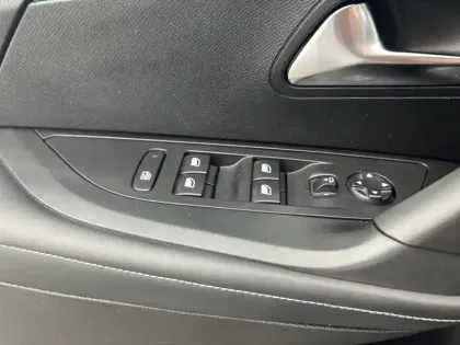 Photo 39 Peugeot 2008  Electrique 136 ch