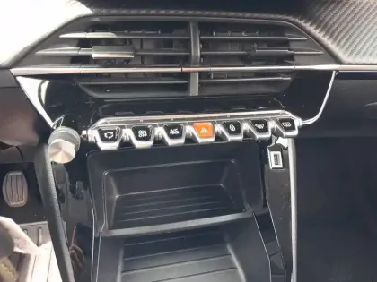 Photo 16 Peugeot 2008  PureTech 100 S&S BVM6