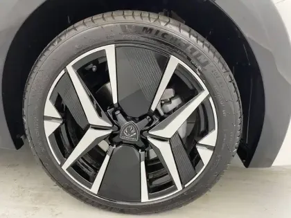 Photo 16 Peugeot 208  Hybrid 136 e-DCS6