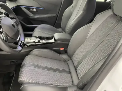 Photo 13 Peugeot 208  Hybrid 136 e-DCS6