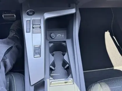 Photo 23 Peugeot 408  Hybrid 145 e-DCS6