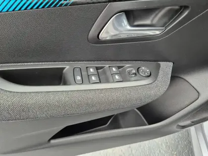 Photo 21 Peugeot 208  Electrique 50 kWh 136ch