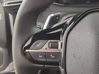 Photo 42 Peugeot 2008  Hybrid 145 e-DCS6