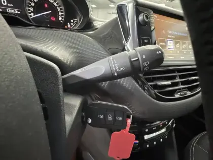 Photo 12 Peugeot 208  1.2 PureTech 82ch BVM5