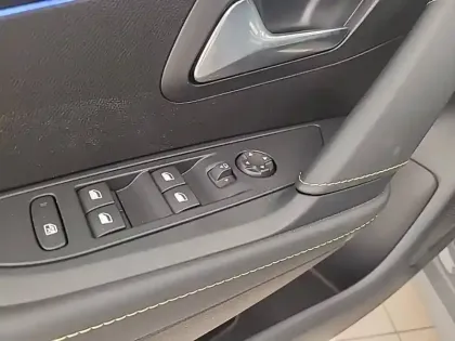Photo 29 Peugeot 208  Hybrid 145 ch e-DCS6