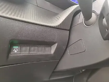 Photo 28 Peugeot 208  Hybrid 145 ch e-DCS6