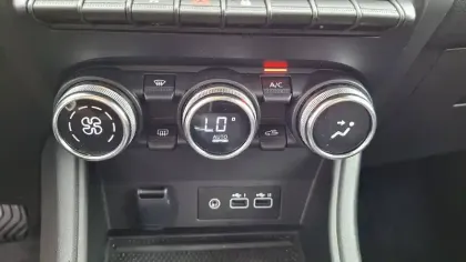 Photo 18 Renault Captur  E-Tech full hybrid 145