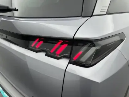 Photo 16 Peugeot 5008  Hybrid 145 ch e-DCS6
