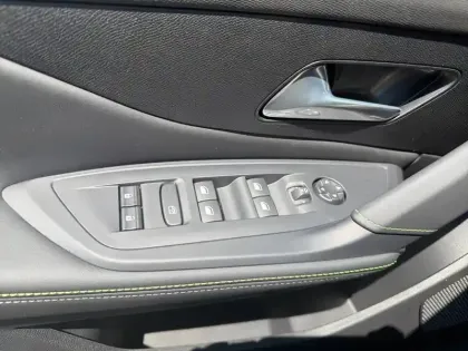 Photo 17 Peugeot 308  Hybrid 145 e-DCS6
