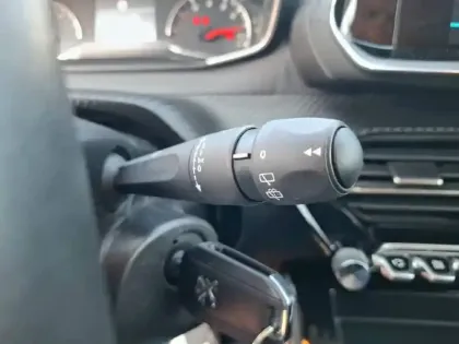 Photo 45 Peugeot 208  PureTech 100 S&S BVM6