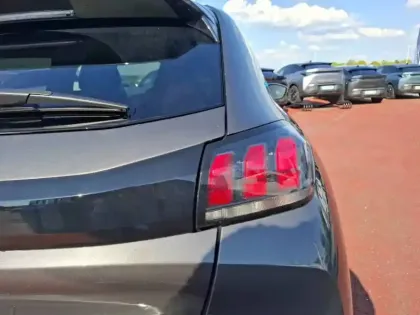 Photo 41 Peugeot 208  PureTech 100 S&S BVM6