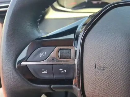 Photo 24 Peugeot 2008  PureTech 100 S&S BVM6