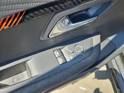 Photo 14 Peugeot 208  Electrique 50 kWh 136ch