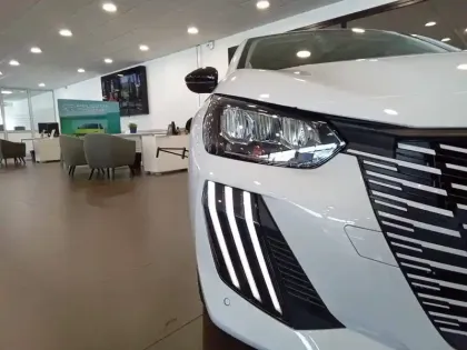 Photo 10 Peugeot 208  Hybrid 110 ch e-DCS6