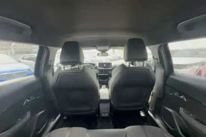 Photo 8 Peugeot 2008  Electrique 54 kWh 156 ch