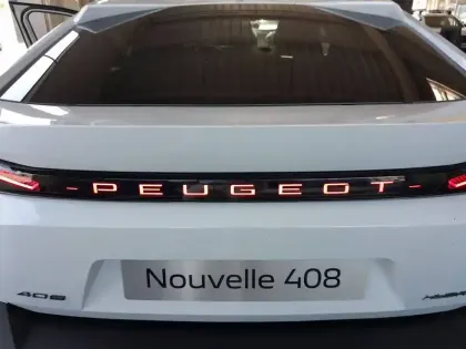 Photo 18 Peugeot 408  Hybrid 145 e-DCS6