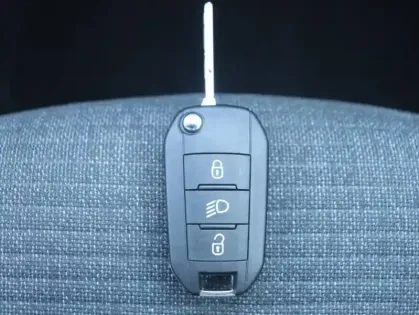 Photo 14 Peugeot 208  1.2 Hybrid 110ch Style e-DCS6