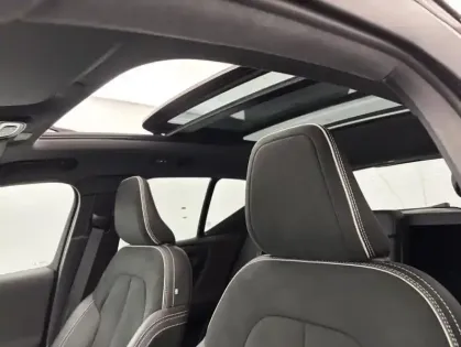 Photo 25 Volvo XC40 T3 163ch R-Design Geartronic 8 Suréquipé + Toit ouvrant