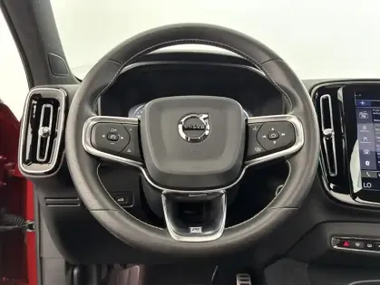 Photo 14 Volvo XC40 T3 163ch R-Design Geartronic 8 Suréquipé + Toit ouvrant